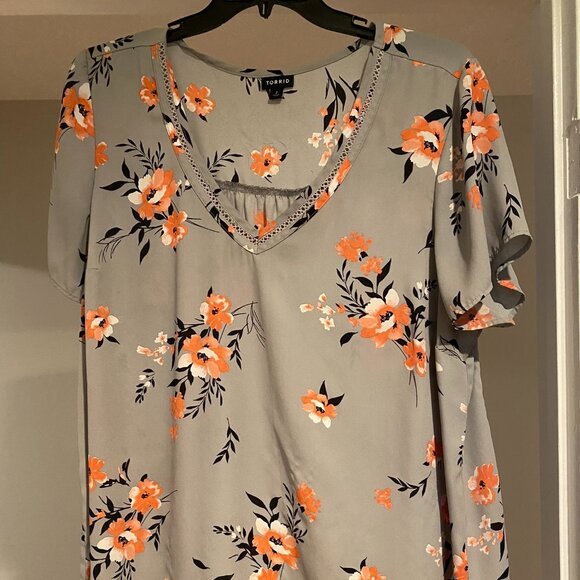 torrid Tops - Torrid Sz 2X gray floral top